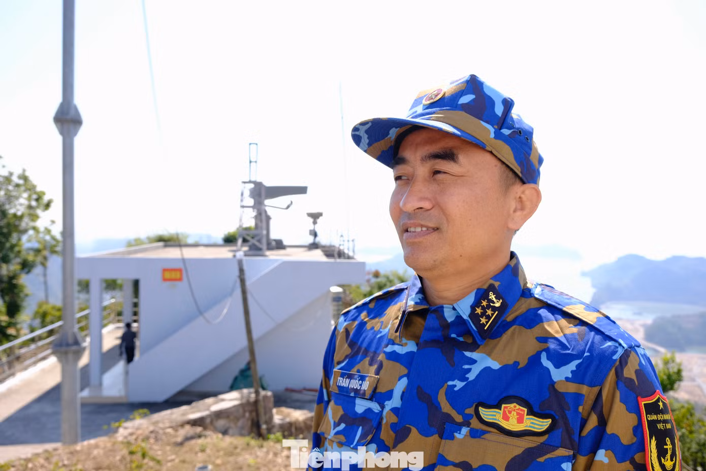 Niềm vui Xuân đến với những người lính radar. Ảnh: Châu Linh
