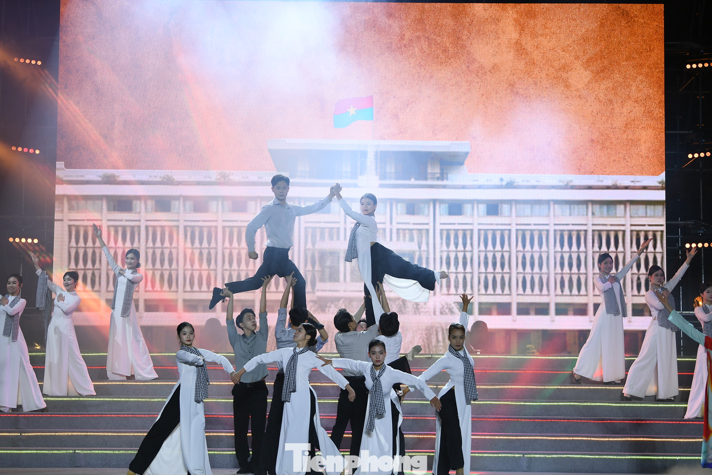 Những tiết mục văn nghệ đặc sắc tại chương trình. Những tiết mục văn nghệ đặc sắc tại chương trình.