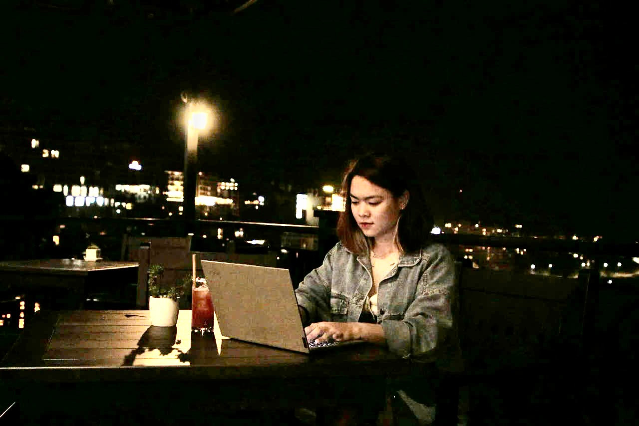 Thanh Hằng dễ dàng làm việc từ xa dịp Tết bằng hình thức trực tuyến.