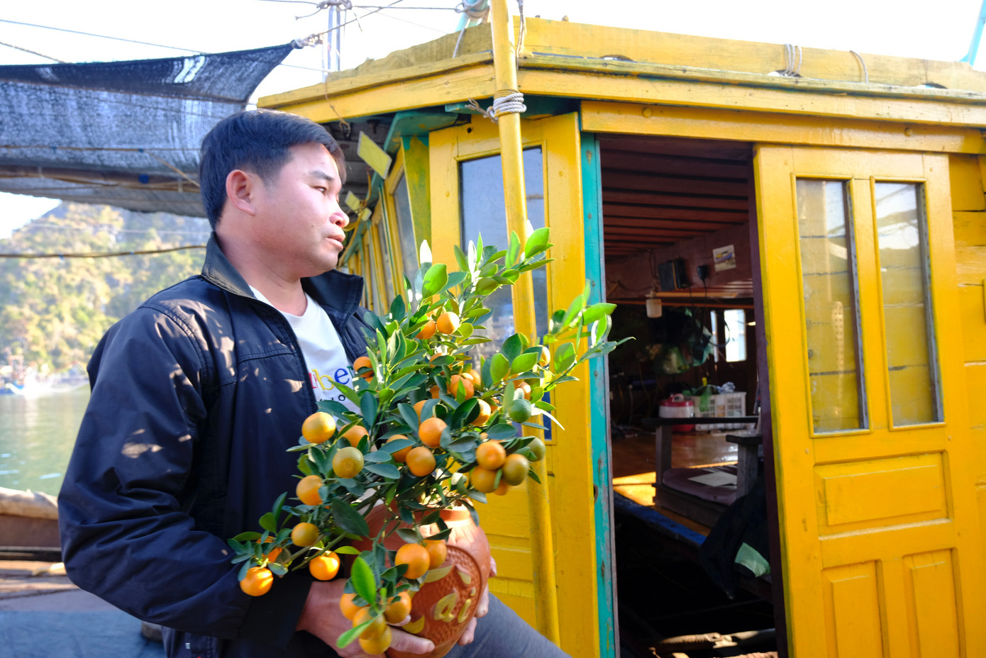 Ngư dân Đặng Trọng Hòa (quê ở Thanh Hoá) nhận món quà Tết ý nghĩa từ Bộ Tư lệnh Vùng 1 Hải quân. Ảnh: Châu Linh