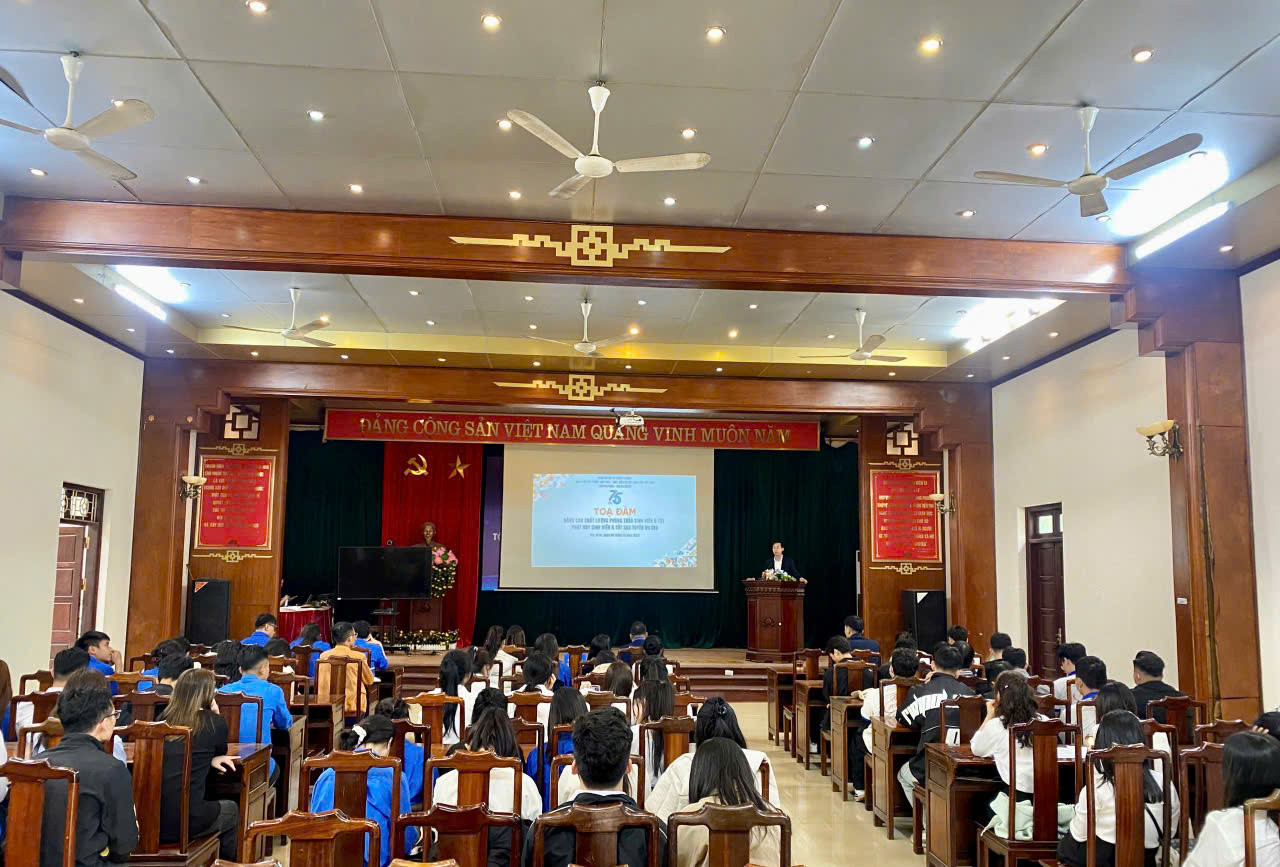 Trên cả nước, có 30 điểm cầu trực tuyến của các Hội Sinh viên cấp tỉnh và 25 điểm cầu của Hội Sinh viên cấp trường đồng loạt tổ chức tọa đàm với sự tham gia của gần 3.000 học sinh, sinh viên. Trên cả nước, có 30 điểm cầu trực tuyến của các Hội Sinh viên cấp tỉnh và 25 điểm cầu của Hội Sinh viên cấp trường đồng loạt tổ chức tọa đàm với sự tham gia của gần 3.000 học sinh, sinh viên.