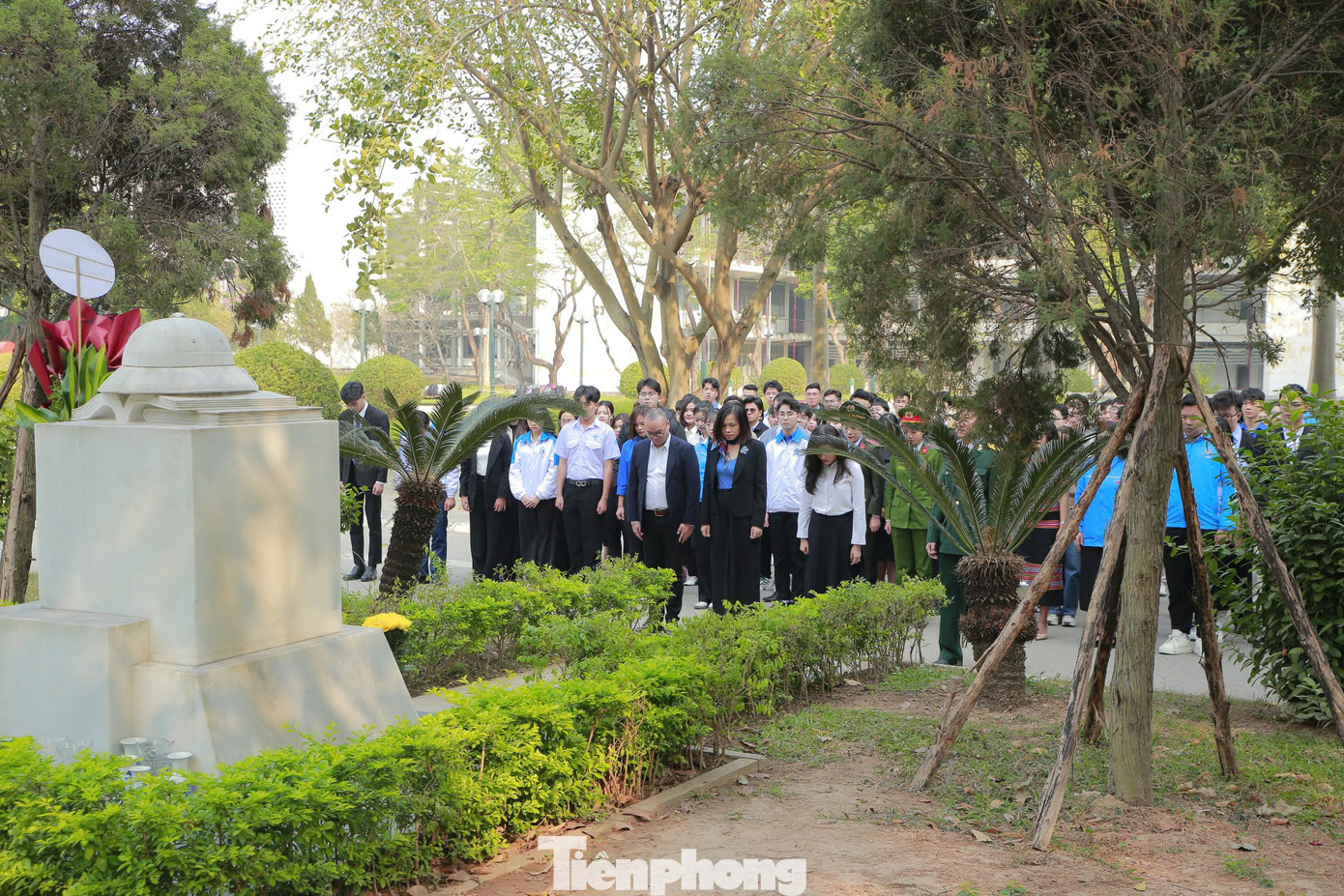 Đoàn đại biểu tưởng niệm, dâng hoa tại Tượng đài “Sinh viên lên đường bảo vệ Tổ quốc”.