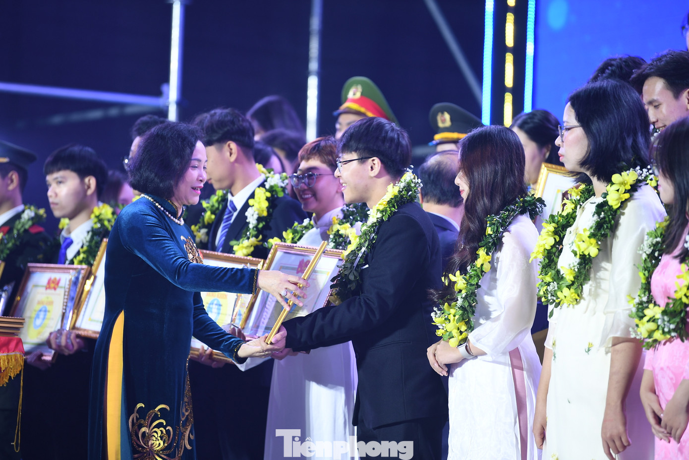 Bà Nguyễn Thị Thanh - Phó Chủ tịch Quốc hội trao tặng bằng khen cho các học sinh, sinh viên tiêu biểu được tuyên dương tại chương trình. Bà Nguyễn Thị Thanh - Phó Chủ tịch Quốc hội trao tặng bằng khen cho các học sinh, sinh viên tiêu biểu được tuyên dương tại chương trình.