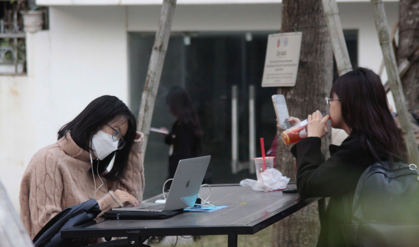 Clubless chỉ trạng thái hoặc tình huống không tham gia hay thuộc về một câu lạc bộ nào, được sử dụng để mô tả cảm giác cô đơn, sự tách biệt ra khỏi các tổ chức xã hội hay hoạt động tập thể.