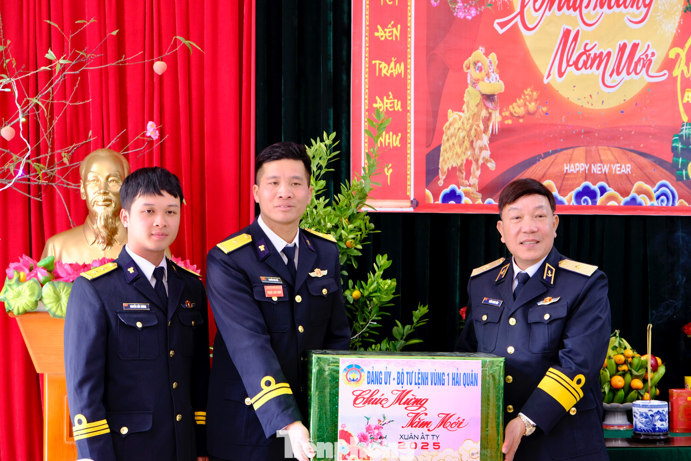 Chuẩn Đô đốc Trần Xuân Văn - Bí thư Đảng ủy, Chính ủy Vùng 1 Hải quân, tặng quà cán bộ, chiến sĩ Trạm radar 495. Ảnh: Châu Linh Chuẩn Đô đốc Trần Xuân Văn - Bí thư Đảng ủy, Chính ủy Vùng 1 Hải quân, tặng quà cán bộ, chiến sĩ Trạm radar 495. Ảnh: Châu Linh