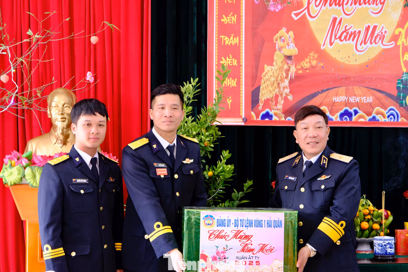 Chuẩn Đô đốc Trần Xuân Văn - Bí thư Đảng ủy, Chính ủy Vùng 1 Hải quân, tặng quà cán bộ, chiến sĩ Trạm radar 495. Ảnh: Châu Linh