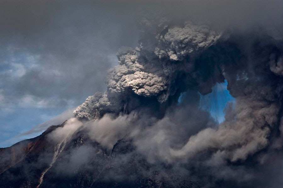 Núi lửa Sinabung phun trào nhìn từ làng Simpang Empat ngày 24/11/2013 