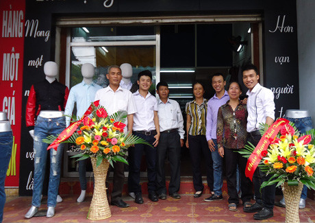 Huy và bạn bè, người thân trong dịp khai trương một cửa hàng của mình. 