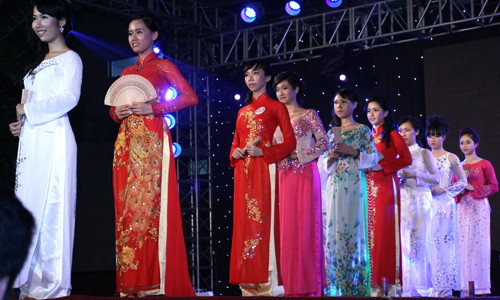 Phần thi trang phục truyền thống. Nữ áo dài, nam sơmi, áo vest