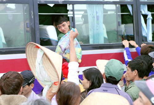 Những gói bánh mang nặng nghĩa tình quê nhà được gửi đến tân binh
