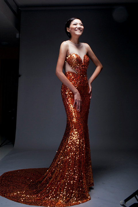 Dương Thanh cười tươi trước khi bước vào buổi chụp