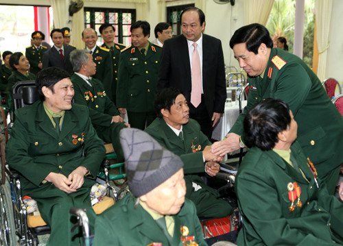 Đại tướng Phùng Quang Thanh thăm hỏi, động viên thương binh tại Trung tâm điều dưỡng thương binh Duy Tiên