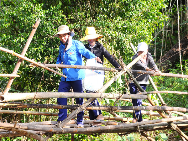 Cô Thái (đi trước) cùng giáo viên điểm trường thôn 1 xã Trà Vân vượt khó cắm bản dạy học. Ảnh: Nguyễn Thành