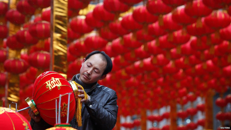 Cùng với câu đối đỏ, đèn lồng cũng là đồ trang trí không thể thiếu của người Trung Quốc. Ảnh: BBC