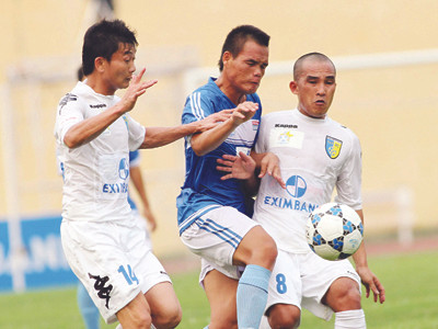 K.Kiên Giang (giữa) bỗng lâm vào thế kẹt khi “bầu” Thắng (ảnh nhỏ) trở thành chủ tịch HĐQT Kienlongbank, nhà tài trợ cho đội. ảnh: VSI. K.Kiên Giang (giữa) bỗng lâm vào thế kẹt khi “bầu” Thắng (ảnh nhỏ) trở thành chủ tịch HĐQT Kienlongbank, nhà tài trợ cho đội. ảnh: VSI