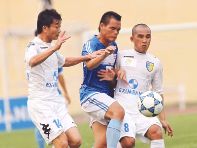 K.Kiên Giang (giữa) bỗng lâm vào thế kẹt khi “bầu” Thắng (ảnh nhỏ) trở thành chủ tịch HĐQT Kienlongbank, nhà tài trợ cho đội. ảnh: VSI