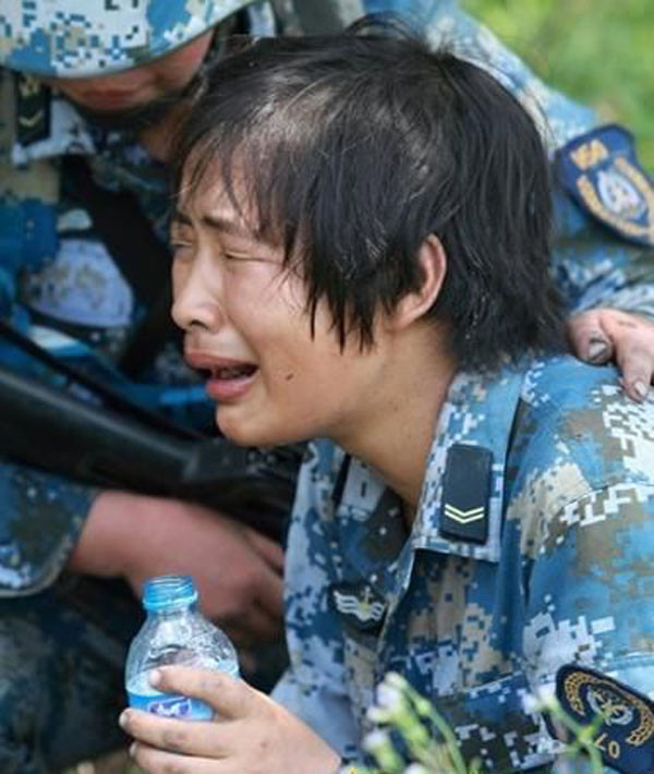 Nữ binh Trung Quốc khóc ròng vì huấn luyện đày ải ảnh 6