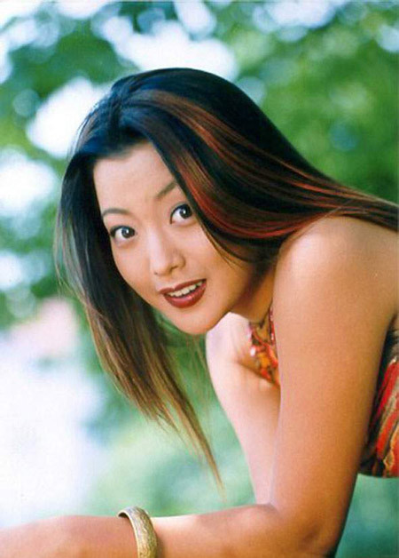 Vẻ đẹp trong trẻo một thời của Kim Hee Sun ảnh 7