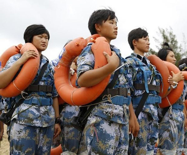 Nữ binh Trung Quốc khóc ròng vì huấn luyện đày ải ảnh 1