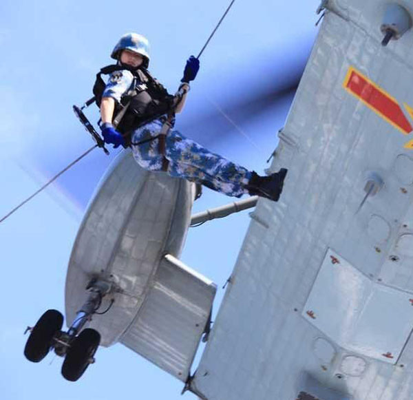 Nữ binh Trung Quốc khóc ròng vì huấn luyện đày ải ảnh 13