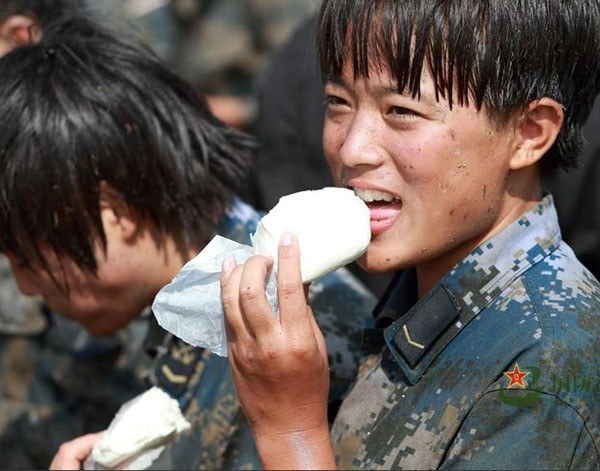 Nữ binh Trung Quốc khóc ròng vì huấn luyện đày ải ảnh 8