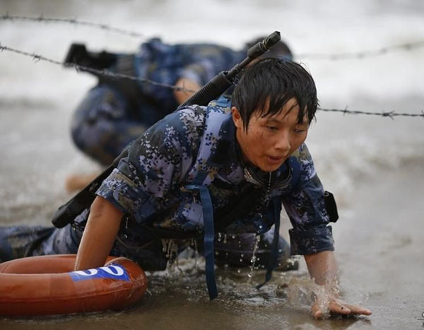 Nữ binh Trung Quốc khóc ròng vì huấn luyện đày ải ảnh 10