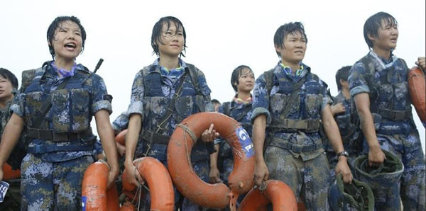 Nữ binh Trung Quốc khóc ròng vì huấn luyện đày ải ảnh 2