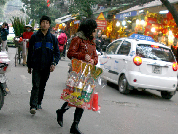 Trên phố Hàng Bông