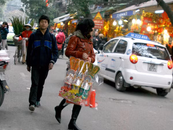 Trên phố Hàng Bông