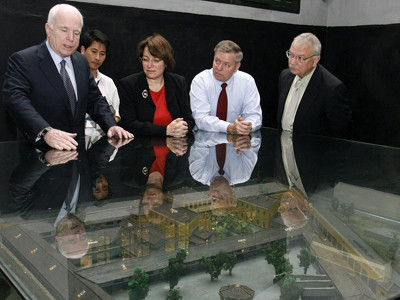 Ông John McCain đang giới thiệu mô hình nhà tù Hỏa Lò cho bà Amy Klobuchar, TNS bang Minnestosa (thứ 3 bên trái) và TNS Lindsey Graham bang South Carolina và Đại sứ Mỹ tại VN ông Michael Michalak trong chuyến thăm di tích Hỏa Lò. Ảnh Reuters.