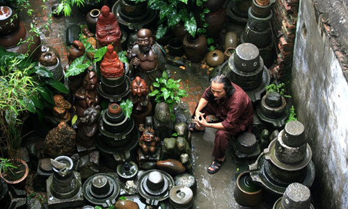 Ông Mạnh có một cuộc sống dư dả, tiền nhiều chỉ để sưu tập cối đá và những vật dụng mình yêu thích. Không chỉ có một khu vườn sưu tầm cối, ông còn có một hiệu ảnh lớn ở thành phố Bắc Giang với hàng chục nhân viên trong tay. 