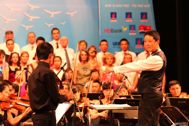 Nhạc trưởng Lê Phi Phi và dàn nhạc