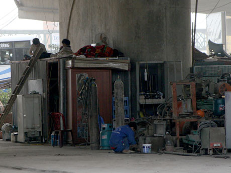 Gầm cầu biến thành nơi tập kết hàng hóa hàn xì mà không thấy ai kiểm tra