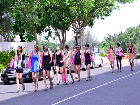 Các thí sinh được đưa tới gặp Xuân Lan để phổ biến về thử thách mới