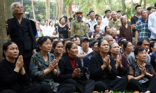 Chắp tay vái vọng Đại tướng từ bên ngoài qua màn hình lớn