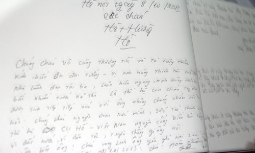 Rất nhiều bạn trẻ đến viếng đã ghi lại những dòng lưu bút xúc động trong cuốn sổ tang của Đại tướng