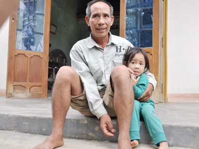 Ông Thuận bên cháu nội sau một ngày lũ rút đi. Ông Thuận bên cháu nội sau một ngày lũ rút đi