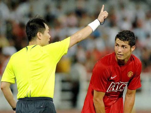 Trọng tài Huang Junjie dàn xếp cả trận đấu của MU. Trọng tài Huang Junjie dàn xếp cả trận đấu của MU