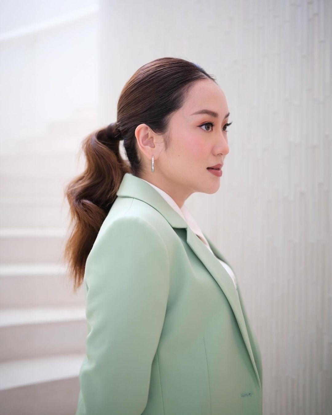 Một trong những đặc điểm nổi bật trong tủ đồ của nữ chính trị gia là những bộ vest được thiết kế riêng, vừa vặn, toát lên sự chuyên nghiệp và tự tin. Trang phục thường có đường nét gọn gàng và chi tiết tinh tế, được cân bằng với những món phụ kiện bắt mắt để tạo thêm nét cá tính.