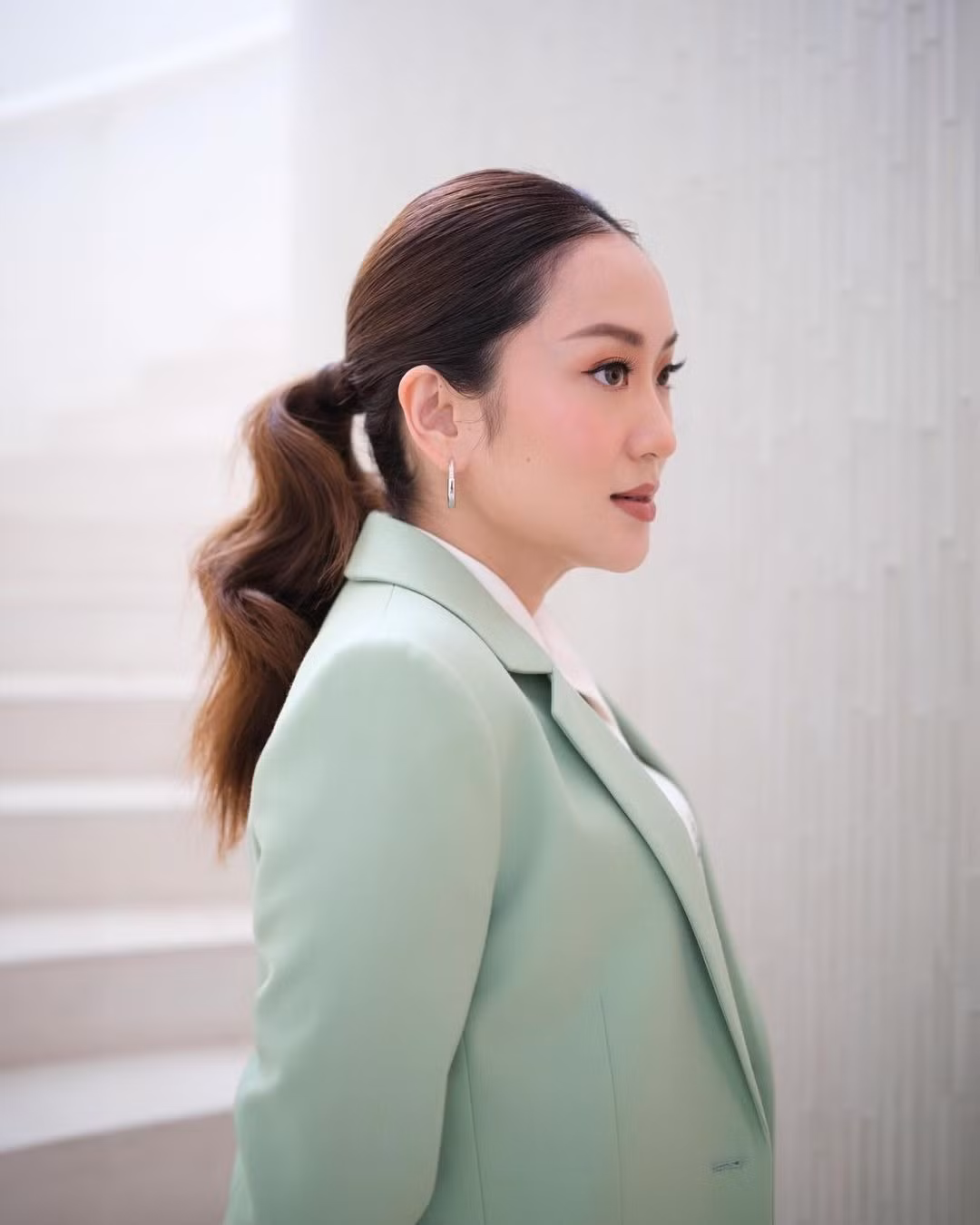 Một trong những đặc điểm nổi bật trong tủ đồ của nữ chính trị gia là những bộ vest được thiết kế riêng, vừa vặn, toát lên sự chuyên nghiệp và tự tin. Trang phục thường có đường nét gọn gàng và chi tiết tinh tế, được cân bằng với những món phụ kiện bắt mắt để tạo thêm nét cá tính.
