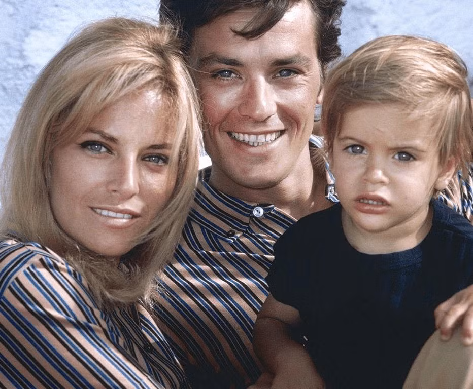 Delon bên vợ cũ Nathalie và con trai Anthony. Ảnh: Allchronology.