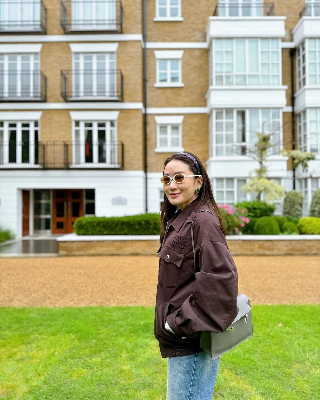 Phong cách của nữ thủ tướng không chỉ tạo ra xu hướng, mà còn dấy lên những cuộc thảo luận về sự giao thoa giữa chính trị và thời trang. Bà được ca ngợi về khả năng duy trì vẻ ngoài chỉn chu, chuyên nghiệp trong khi vẫn nắm bắt được xu hướng mà không bỏ qua các yếu tố cốt lõi. Cách tiếp cận độc đáo tạo tiếng vang lớn không chỉ trong nội bộ Thái Lan, mà còn trên trường quốc tế, góp phần nâng cao vị thế của nước nhà với thế giới.