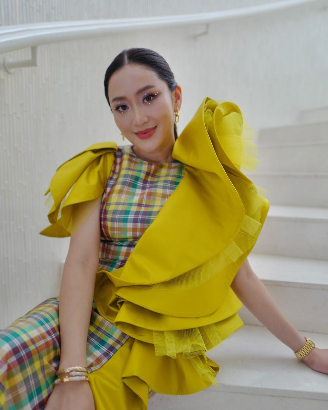 Dù hoạt động trong môi trường chính trị nghiêm túc, bà Shinawatra vẫn thoải mái thể hiện cá tính riêng. Không hiếm lần bà xuất hiện với diện mạo như các ngôi sao giải trí. Ngoài trang phục may đo riêng, bà Shinawatra cũng là tín đồ hàng hiệu. Người ta thấy bà sử dụng các món đồ của những nhà mốt lớn như Louis Vuiton, Celine, Chanel...