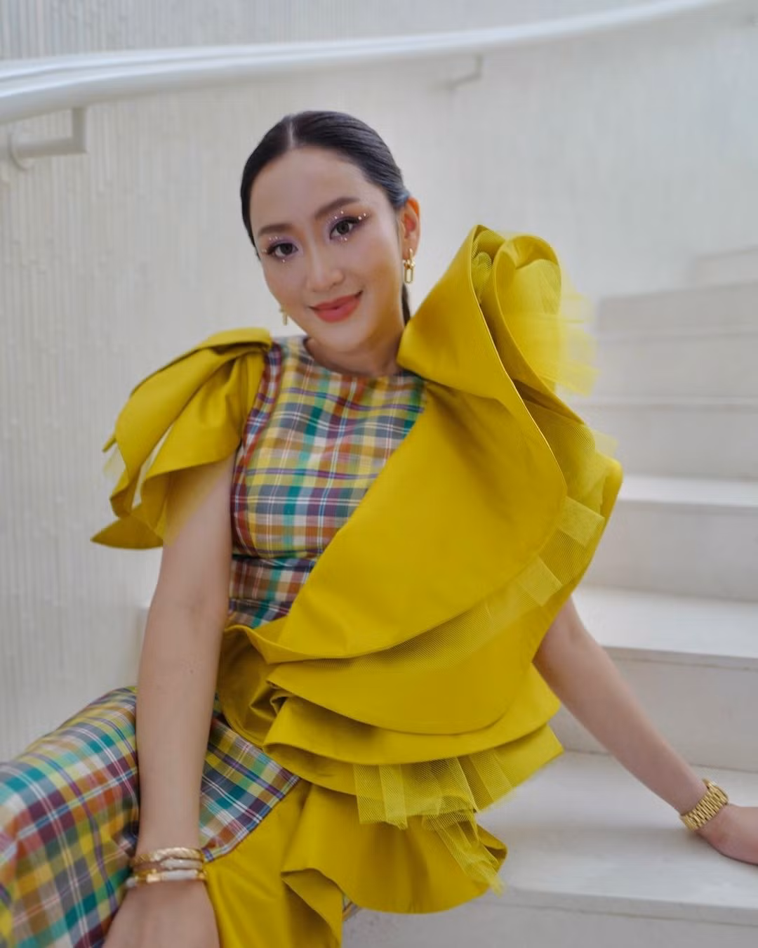 Dù hoạt động trong môi trường chính trị nghiêm túc, bà Shinawatra vẫn thoải mái thể hiện cá tính riêng. Không hiếm lần bà xuất hiện với diện mạo như các ngôi sao giải trí. Ngoài trang phục may đo riêng, bà Shinawatra cũng là tín đồ hàng hiệu. Người ta thấy bà sử dụng các món đồ của những nhà mốt lớn như Louis Vuiton, Celine, Chanel...
