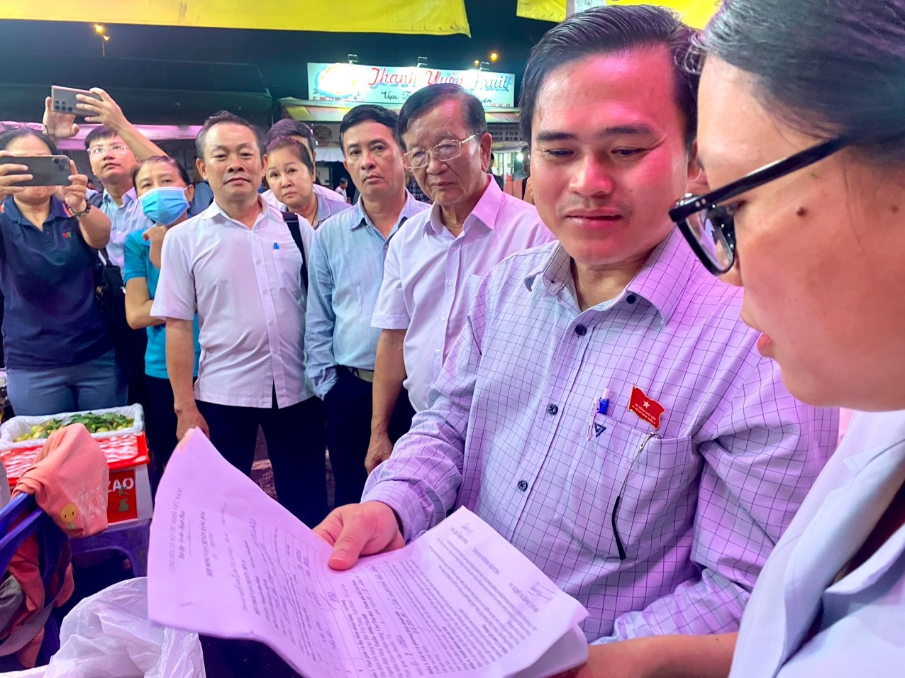 Ông Cao Thanh Bình, Trưởng Ban Văn hóa - Xã hội HĐND TPHCM kiểm tra chứng từ. Ông Cao Thanh Bình, Trưởng Ban Văn hóa - Xã hội HĐND TPHCM kiểm tra chứng từ.