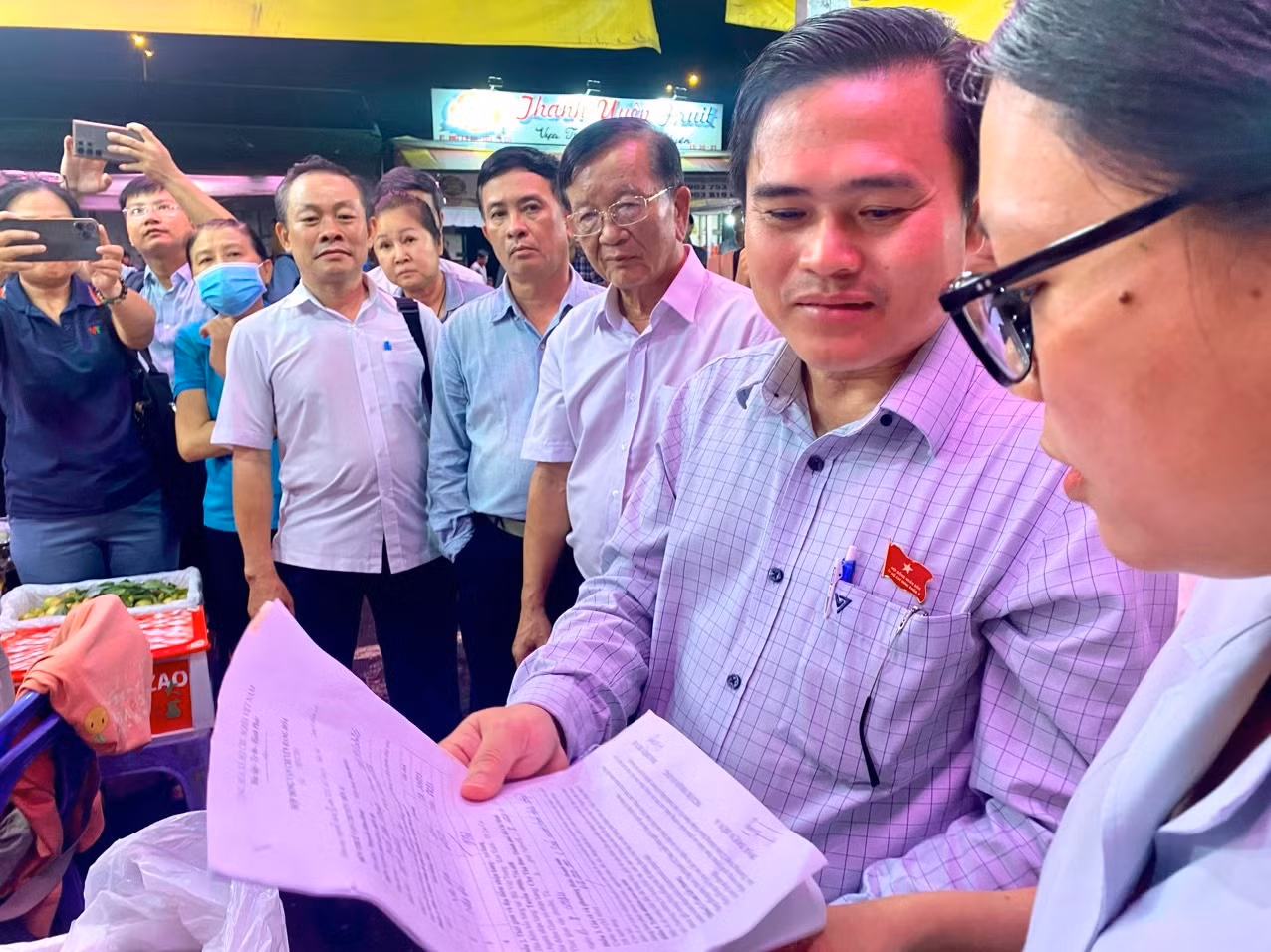 Ông Cao Thanh Bình, Trưởng Ban Văn hóa - Xã hội HĐND TPHCM kiểm tra chứng từ.