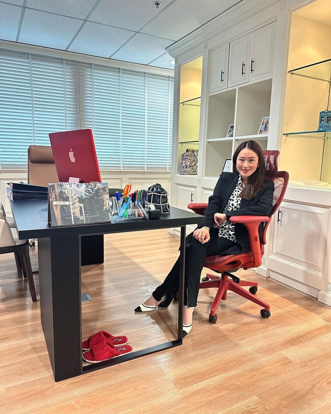 Phụ kiện đóng vai trò không thể thiếu trong phong cách thời trang của nữ thủ tướng. Từ khuy măng sét đến đồng hồ đều được lựa chọn tỉ mỉ, đảm bảo tôn lên vẻ ngoài tổng thể của trang phục mà không lấn át nó. Theo Times of India, bà có một bộ sưu tập giày được thiết kế riêng.