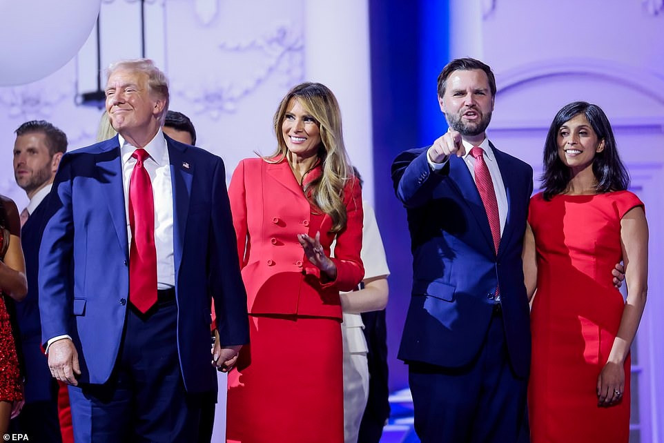 Số tiền bà Melania có không đáng bao nhiêu so với tài sản của chồng, nhưng bà vẫn yêu cầu ký lại hợp đồng hôn nhân để bảo vệ mình về mặt tài chính. Ảnh: EPA. Số tiền bà Melania có không đáng bao nhiêu so với tài sản của chồng, nhưng bà vẫn yêu cầu ký lại hợp đồng hôn nhân để bảo vệ mình về mặt tài chính. Ảnh: EPA.