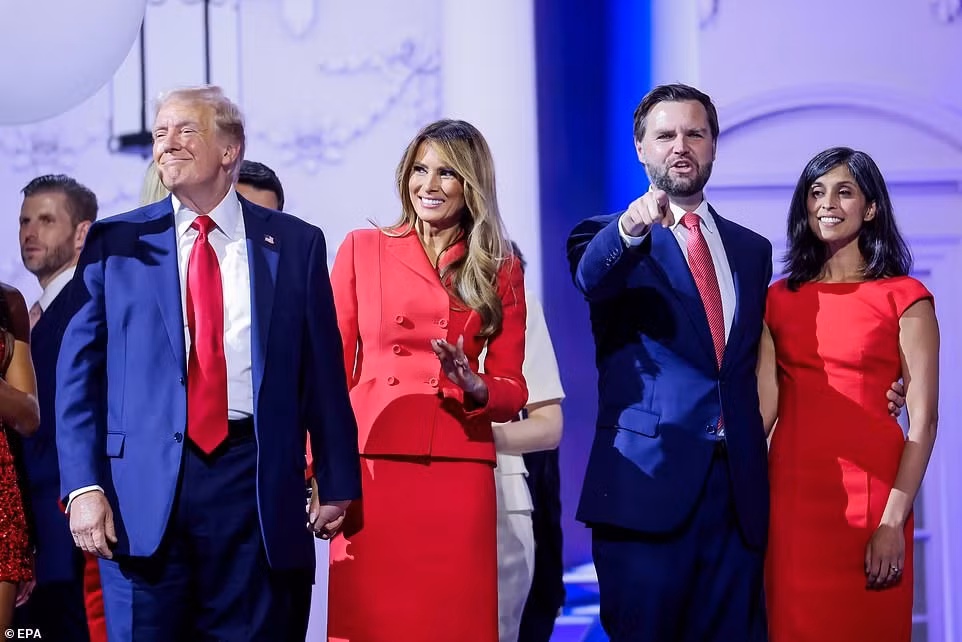 Số tiền bà Melania có không đáng bao nhiêu so với tài sản của chồng, nhưng bà vẫn yêu cầu ký lại hợp đồng hôn nhân để bảo vệ mình về mặt tài chính. Ảnh: EPA. Số tiền bà Melania có không đáng bao nhiêu so với tài sản của chồng, nhưng bà vẫn yêu cầu ký lại hợp đồng hôn nhân để bảo vệ mình về mặt tài chính. Ảnh: EPA.
