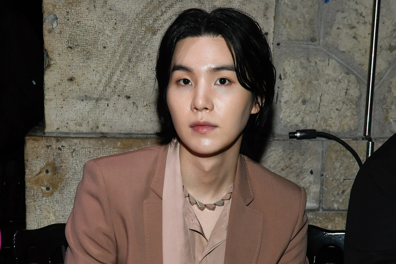 Suga bị tố lơ là nghĩa vụ công dân sau ồn ào say rượu lái xe. Ảnh: Getty Images.